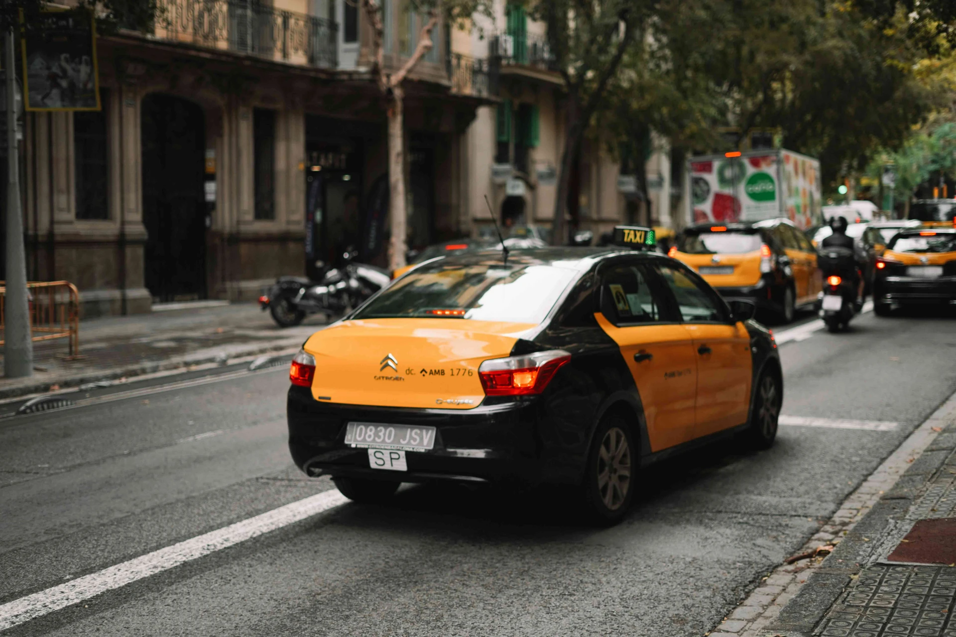 How much does a taxi cost in Barcelona to the Airport, the Port and more?
