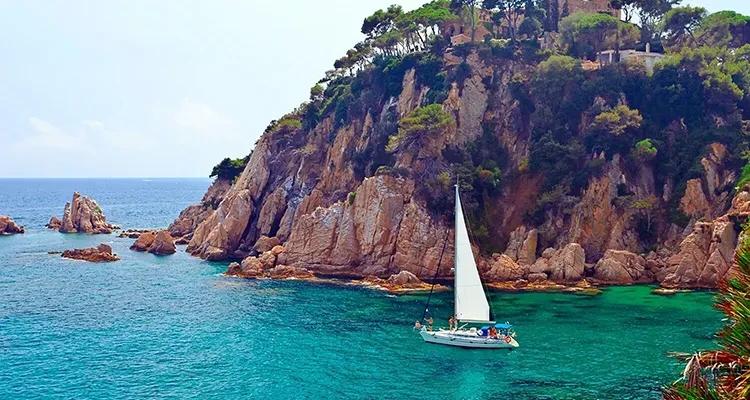 Sharing a boat to sail around Barcelona's coastline: views, relaxation and friends