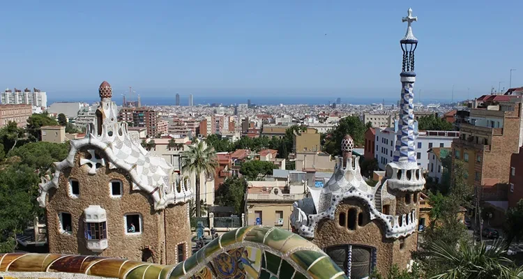 Why is Barcelona famous? +40 things to see and do
