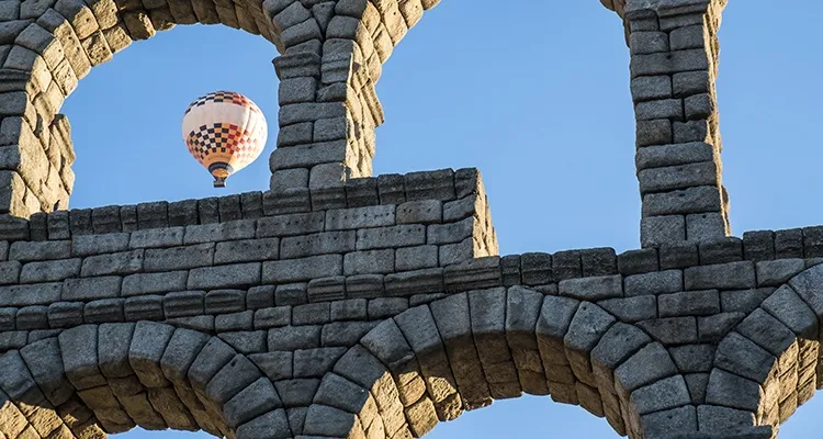 A hot-air balloon ride over Segovia: route, price and why you should do it