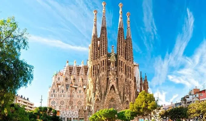 Where does Beyoncé dinner when she goes to Barcelona?