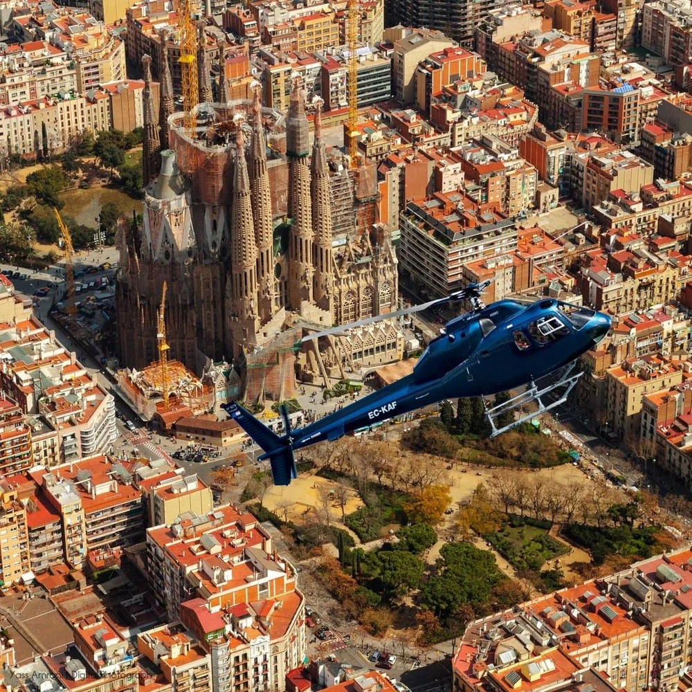 Private Tour: 360º Gaudí Emotions: Sagrada Familia, Park Güell and Helicopter Flight by Official Guide