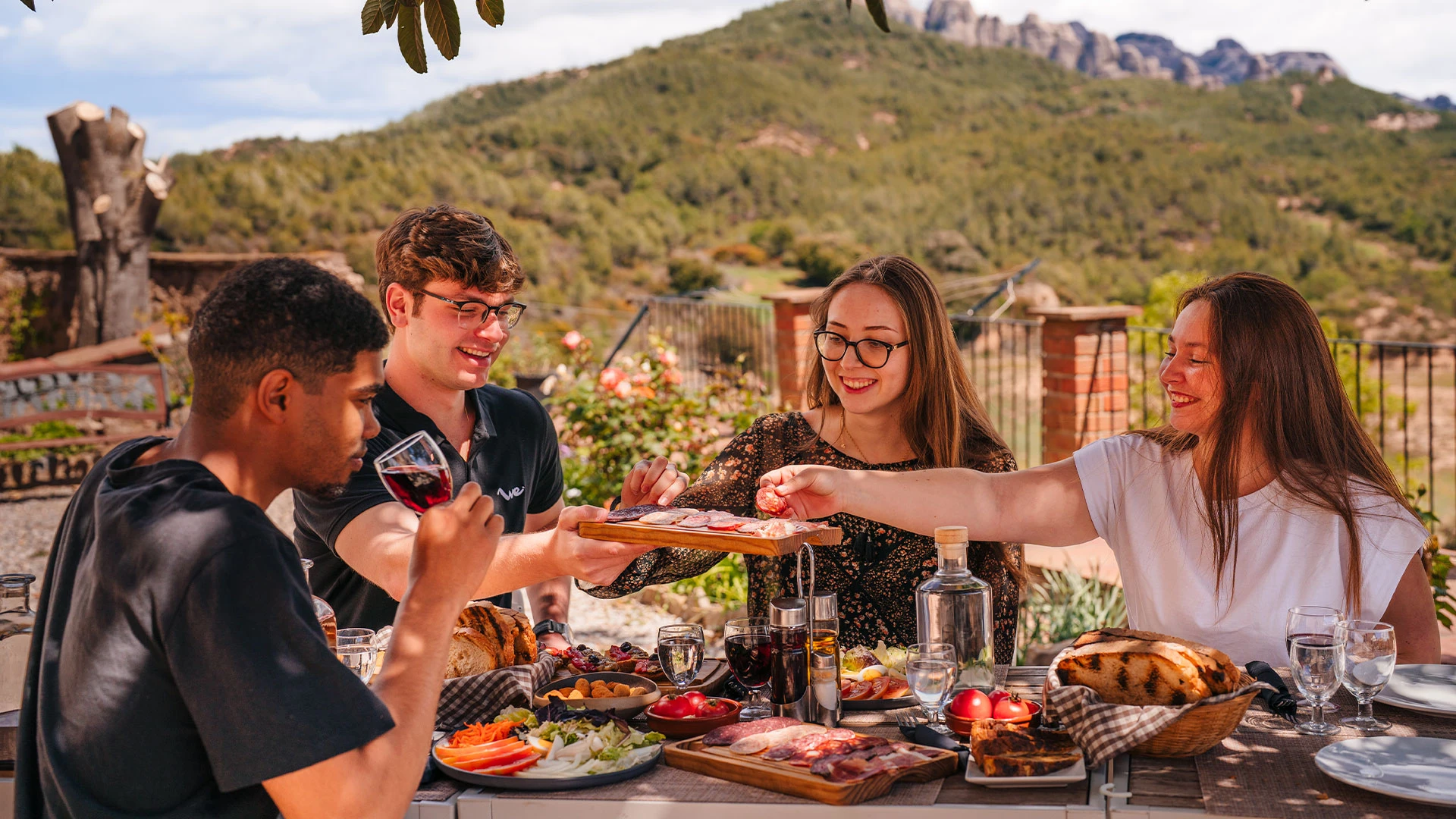 Private Tour: Montserrat & Lunch at Farmhouse