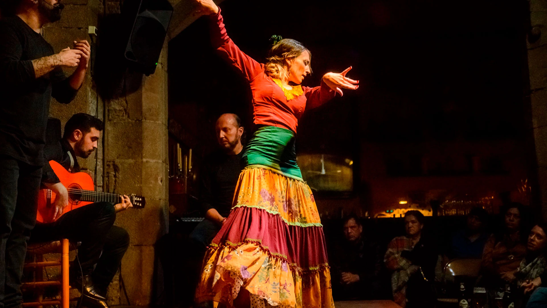 Private Tour: Old Town Walking, Flamenco Show & Tapas