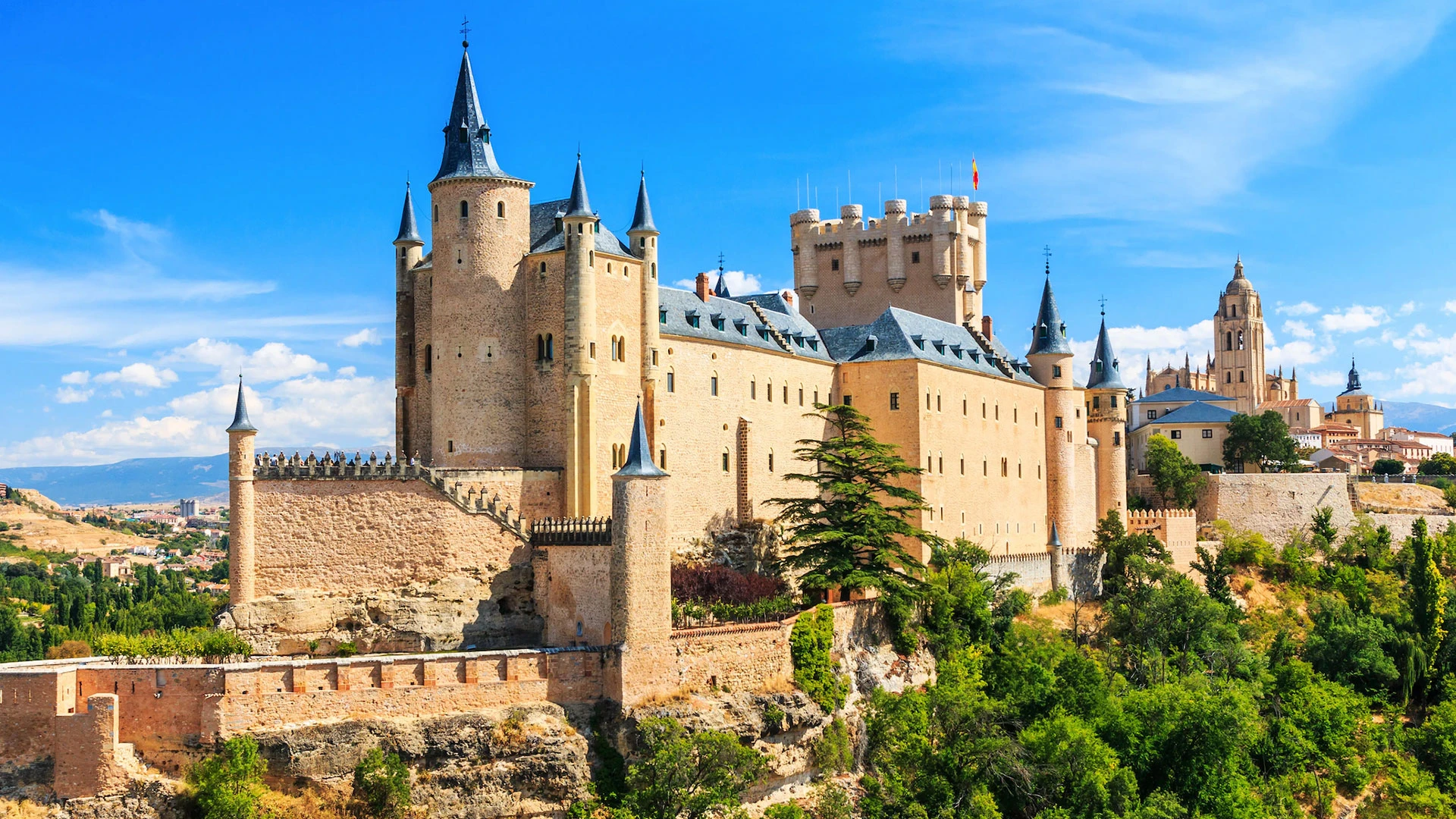 Premium Small Group Tour: Segovia Guided Visit, Alcazar & Hiking with High Speed train from Madrid