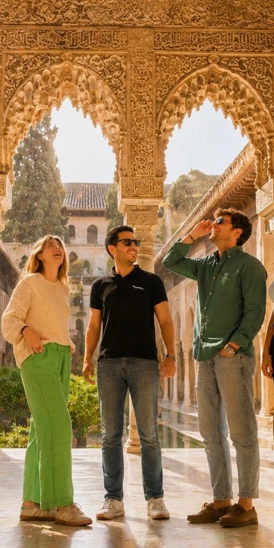 Grupo bajo los arcos de herradura de los Palacios Nazaríes, Alhambra de Granada